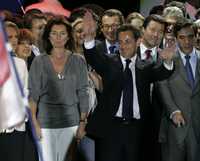 Nicolas Sarkozy (al centro) celebra su victoria electoral en París, al lado de su esposa, Cecilia
