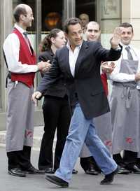 Nicolas Sarkozy sale del hotel donde pasó la noche tras su triunfo en la elección presidencial francesa. El presidente electo se tomará unos días de descanso en compañía de su esposa, Cecilia, y su hijo Louis