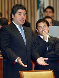 En una imagen del 25 de mayo de 2006, los consejeros electorales Marco Antonio Gómez y Virgilio Andrade