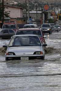 Calles inundadas en Ciudad Juárez, Chihuahua, tras la fuerte lluvia que cayó la noche del martes. La imagen, en el cruce de las calles Beta y bulevar Municipo Libre