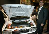Marcelo Ebrard Casaubon muestra el auto eléctrico presentado en el Foro Internacional de Verificación Vehicular