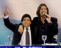 Maradona y el conductor Marcelo Tinelli, durante la entrevista que el astro concedió al canal 13 de Buenos Aires