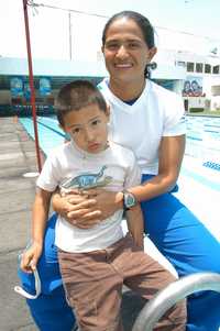 La nadadora Nora Toledano y su hijo Maxdilan