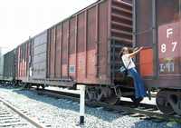 Una emigrante salvadoreña intenta abordar, en el municipio mexiquense de Tultitlán, un tren que la lleve al norte, para intentar cruzar hacia Estados Unidos