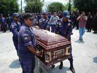 Policías preventivos de Chilpancingo trasladan los restos del comandante Artemio Mejía Chávez, quien murió el miércoles pasado en una emboscada tendida por un grupo armado