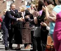 El saliente primer ministro británico saluda a simpatizantes en la ciudad de Trimdon, donde ayer anunció la fecha de su retiro del cargo