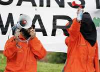 Pacifistas repudiaron ayer la presencia del primer ministro Tony Blair en la ciudad de Trimdon, en el noreste de Gran Bretaña. "Salga con las manos en alto, está usted acusado de crímenes de guerra", decía uno de los manifestantes por el altavoz