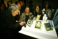 La pintora y escultora Leonora Carrington junto a su pastel de cumpleaños; la acompañan el promotor cultural Isaac Masri y María Teresa Franco, directora del Instituto Nacional de Bellas Artes, la noche del miércoles, durante el festejo realizado en el Centro Cultural Indianilla