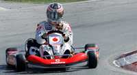 El campeón de Fórmula Uno, Fernando Alonso, se relaja en una pista de go-karts antes del Gran Premio de España que se correrá el domingo