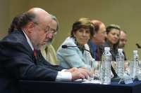 Miguel Angel Porrúa, Carlos Marichal, Mari Carmen Serra Puche, Enrique del Val Blanco, María del Carmen Pinete y Casio Luiselli, ayer en la presentación de la Agenda para el desarrollo