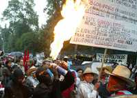 Pobladores de San Salvador Atenco en la marcha del Angel de la Independencia a Los PInos para exigir justicia