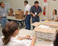 Funcionarios del Instituto de Procedimientos Electorales y Participación Ciudadana de Yucatán supervisan la paquetería electoral que se utilizará el próximo 20 de mayo