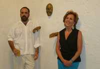Emiliano Gironella y Carmen Parra con una de las obras expuestas