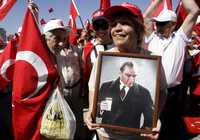 Aspecto de la marcha de ayer en Estambul en apoyo al Estado laico, los manifestantes llevaron banderas turcas y retratos de Mustafa Kemal Ataturk, el fundador de la Turquía moderna