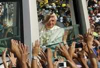 Miles de fieles saludan a Benedicto XVI durante su arribo a la Basílica de Aparecida, donde el Papa concluyó con una misa su primera visita a Brasil y marcó distancia con las ideas de su predecesor sobre la evangelización
