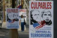 Cartel contra el gobierno de George W. Bush frente a la oficina de intereses de Estados Unidos en La Habana