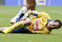 El americanista Cuauhtémoc Blanco se duele de una falta que le cometieron durante el partido contra el Atlas, en el Azteca