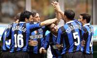 Jugadores del Inter de Milán festejan uno de los goles de Hernán Crespo