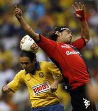 Como hace unos años, el chileno Reinaldo Navia -quien el domingo como rojinegro anotó contra el cuadro de Coapa- reforzará las filas del América para la Libertadores