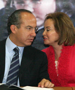 Calderón y Elba Esther refrendan compromisos en materia educativa Calderón y Elba Esther refrendan compromisos en materia educativa