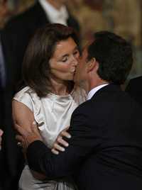 Tras asumir el cargo como presidente de Francia, Nicolas Sarkozy besó a su esposa, Cecilia, ayer en el palacio del Elíseo