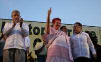 El candidato perredista a la gubernatura de Yucatán, Héctor Cholo Herrera Alvarez (a la derecha), cerró campaña ayer en el parque de Santa Ana, acompañado de Andrés Manuel López Obrador y de la actriz Jazmín López Manrique. ''Hoy termina la mejor actuación de mi vida; gane o pierda, me voy contento'', dijo el actor