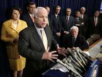 El senador republicano John McCain, acompañado de otros congresistas estadunidenses, durante una rueda de prensa para anunciar un acuerdo sobre el tema migratorio, ayer en Washington