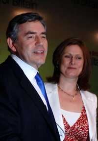 Tras una larga espera, Gordon Brown (a quien acompaña su esposa, Sarah) asumirá el poder el 27 de junio