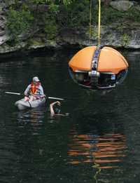 Dos científicos verifican al robot DEPTHX durante una de sus inmersiones en el cenote de El Zacatón