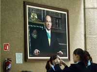 Una de las dos fotografías de Felipe Calderón que causaron división en la sede nacional del PAN, por lo que ya fueron retiradas