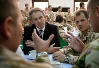 El primer ministro de Gran Bretaña, Tony Blair, se reunió este sábado con militares de su país desplegados en Irak. Durante el encuentro, el político señaló que no se arrepiente de haber apoyado la ocupación