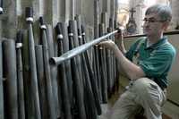 Marc-Theo Schwartz, colaborador de Gerhard Grenzing, muestra los tubos del órgano monumental del Evangelio de la Catedral Metropolitana