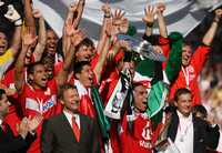 Ricardo Osorio (centro) festeja cuando el portugués Fernando Meira recibe el trofeo de campeón de la Bundesliga
