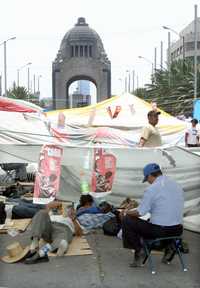 Profesores se mantienen en plantón frente a las oficinas del ISSSTE