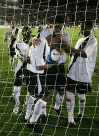 Romario de Souza Faria es felicitado por sus compañeros del Vasco da Gama