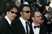 Alejandro González Iñárritu flanqueado por los hermanos Cohen, Joel y Ethan, durante la presentación de Chacun son cinéma