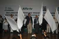 El gobernador Lázaro Cárdenas izó banderas blancas en señal de que se derrotó al analfabetismo en dos municipios de Michoacán