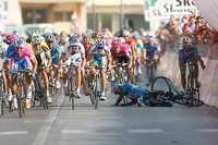 El francés Johann Gene cae justo antes de la línea de meta de la novena etapa del Giro de Italia