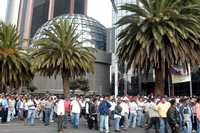 Desde las 7:30 de la mañana, los maestros de la CNTE rodearon el inmueble de la Bolsa Mexicana de Valores, luego continuaron las protestas ante organismos gremiales