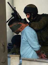 Soldados israelíes detienen a un ciudadano palestino luego de una incursión en el campamento de refugiados de Balata.
