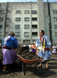 Mujeres mazahuas realizan tareas de limpieza en el terreno de la calle Mesones, en el centro de la ciudad, donde construirán viviendas para sus familias