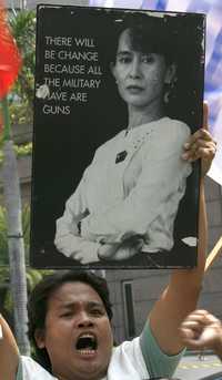 Una integrante de la Coalición Libertad para Birmania durante una manifestación en favor de Aung San Suu Kyi frente a un hotel en la capital de Filipinas, donde la ASEAN celebra su foro regional