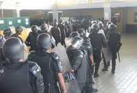 Policías estatales y municipales esperan la orden para entrar al penal de Ixtapa, tomado ayer por 400 reos