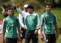 Israel Castro (izquierda) y Jared Borgetti reciben instrucciones del técnico nacional, Hugo Sánchez