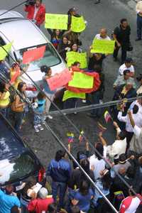 Partidarios y opositores del presidente Hugo Chávez, ayer frente a la embajada de Venezuela en México