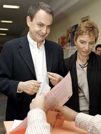 José Luis Rodríguez Zapatero, presidente del gobierno español, y su esposa, Sonsoles Espinosa, al votar ayer en Madrid