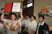 La priísta Ivonne Ortega Pacheco recibió ayer su constancia de mayoría que la acredita como gobernadora de Yucatán para los próximos seis años