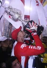 El capitán tuzo Miguel Calero recibe el trofeo de campeón del torneo Clausura 2007