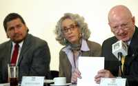 Luis Javier Vaquero, Marta Lamas y el secretario de Salud del Distrito Federal, Manuel Mondragón, en conferencia de prensa