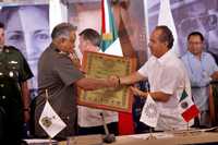 El presidente Felipe Calderón entrega un reconocimiento al secretario de la Defensa, Guillermo Galván